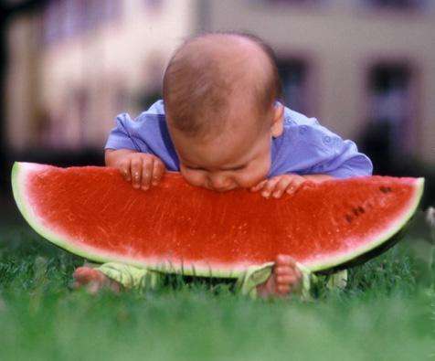 baby_with_water_melon.jpg - Powered by witze.net!